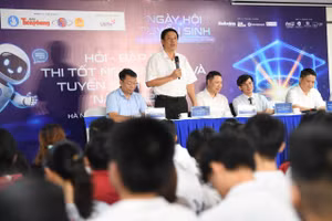 Đại diện Bộ Giáo dục và Đào tạo, Sở Giáo dục và Đào tạo Hà Nội cùng các trường đại học giải đáp mọi thắc mắc của học sinh. 