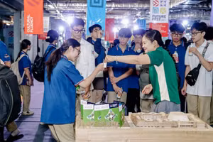Học sinh, sinh viên được trải nghiệm tại ngày hội. 