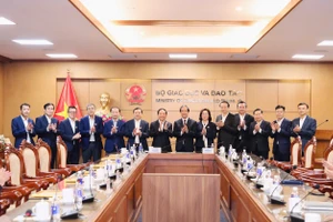 Các đại biểu chụp ảnh lưu niệm tại buổi gặp mặt. (Ảnh: NGUYỄN MẠNH)