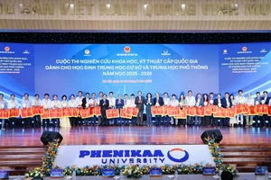 Trao cờ lưu niệm cho các đơn vị dự thi. Ảnh: Nguyễn Mạnh 