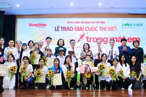 Các đại biểu chụp ảnh cùng các tác giả đạt giải Cuộc thi viết "Ngày mai trong mắt em". 
