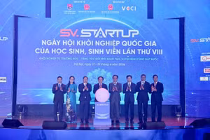 Các đại biểu thực hiện nghi thức kích hoạt hạt giống công nghệ, chính thức khai mạc ngày hội.