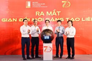 Bộ trưởng Giáo dục và Đào tạo Hoàng Minh Sơn cùng các đại biểu thực hiện nghi thức ra mắt không gian Đổi mới sáng tạo liên ngành. 