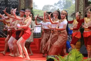 Múa cổ truyền Khmer trong dịp Tết Chol Chnam Thmey. (Ảnh: Nguyễn Hiệp)