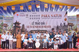 Ban tổ chức và vận động viên chụp ảnh lưu niệm cùng các tác giả đạt giải tác phẩm báo chí Para Natuh “Tiếng nói hòa nhập”.