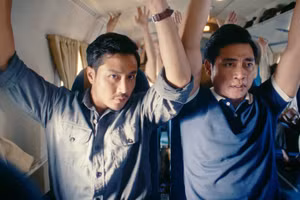 Thanh Sơn (bên trái ảnh) và Lợi Trần trong một cảnh phim Tử chiến trên không.