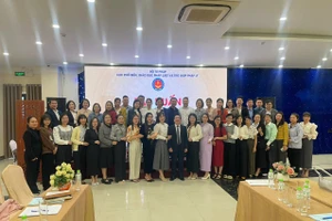 Báo cáo viên, đại diện Cục Phổ biến, giáo dục pháp luật và Trợ giúp pháp lý, cùng các học viện chụp ảnh lưu niệm.