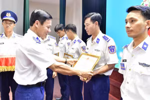 Thủ trưởng Bộ Tư lệnh Vùng tặng bằng khen cho Cán bộ đoàn đạt giải trong hội thi.