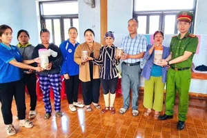 Công an xã Phước Năng và chính quyền địa phương tăng cường tuyên truyền đến người dân về ngộ độc botulinum từ cá ủ chua.