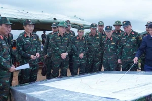 Thiếu tướng Phan Đại Nghĩa kiểm tra quy hoạch thao trường, diễn tập Quân khu 5. (Ảnh: TRẦN TUẤN)