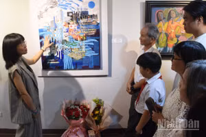 Triển lãm với sự tham gia của nhiều họa sĩ trẻ, lan tỏa giá trị mỹ thuật Đà Nẵng trong không gian mới. (Ảnh: ANH ĐÀO)