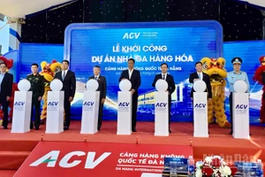 Các đại biểu thực hiện nghi thức khởi công Nhà ga hàng hóa tại Cảng hàng không quốc tế Đà Nẵng. (Ảnh: ANH ĐÀO)