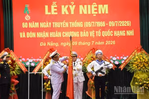 Thừa ủy quyền của Chủ tịch nước, Thượng tướng Phạm Hoài Nam trao tặng Lữ đoàn 172 Huân chương Bảo vệ Tổ quốc hạng Nhì. (Ảnh: ANH ĐÀO)
