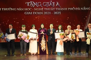 Ông Nguyễn Đình Vĩnh, Phó Bí thư Thường trực Thành ủy Đà Nẵng và bà Nguyễn Thị Anh Thi, Phó Chủ tịch Ủy ban nhân dân thành phố Đà Nẵng trao giải A cho các tác giả. (Ảnh: ANH ĐÀO)