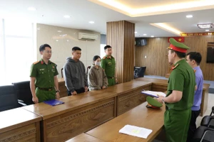 Cơ quan công an thực hiện các quyết định khởi tố đối với các bị can. (Ảnh: Công an cung cấp)