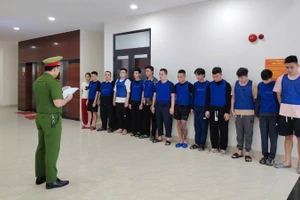 13 đối tượng trong đường dây bị bắt giữ ngay khi vừa nhập cảnh từ Campuchia về Việt Nam. (Ảnh: Công an cung cấp)