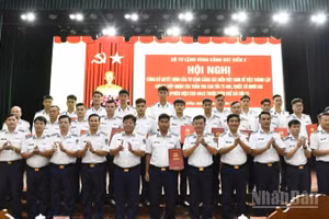 Thủ trưởng Bộ Tư lệnh Vùng Cảnh sát biển 2 trao quyết định cho cán bộ, chiến sĩ khung tàu Cảnh sát biển 4042.