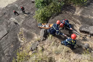 Lực lượng Cảnh sát Phòng cháy chữa cháy và cứu nạn cứu hộ, Công an thành phố Đà Nẵng thực tập phương án cứu người bị nạn tại vách núi trên Bán đảo Sơn Trà.