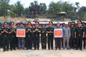 Thượng tướng Trương Thiên Tô trao quà động viên các lực lượng quân đội, đơn vị thi công và ban giám hiệu các trường.