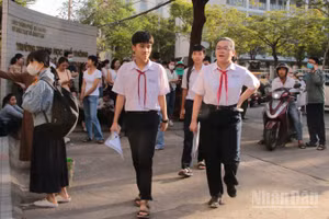Thí sinh đến điểm thi tại Trường trung học phổ thông Phan Châu Trinh.