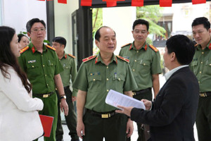 Thiếu tướng Nguyễn Hữu Hợp và Đoàn công tác kiểm tra công tác bảo đảm an ninh, trật tự tại địa điểm bầu cử trên địa bàn phường Hải Châu.