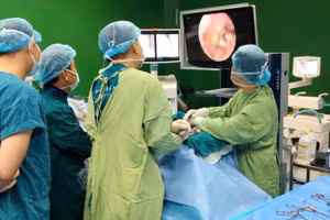 Hình ảnh ca phẫu thuật nội soi cột sống cho bệnh nhân. (Ảnh: Bệnh viện cung cấp)