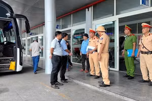 Cảnh sát giao thông Đà Nẵng test nhanh ma túy lái xe trước khi xuất bến. (Ảnh: Công an cung cấp)