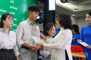 Tiến sĩ Nguyễn Thị Anh Đào, Hiệu trưởng Trường đại học Đông Á Đà Nẵng trao tặng vé xe về Tết cho sinh viên khó khăn khu vực miền trung-Tây Nguyên. (Ảnh: ANH ĐÀO)