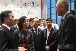 Chủ tịch thành phố Đà Nẵng Phạm Đức Ấn trao đổi với các doanh nghiệp Nhật Bản. (Ảnh: ANH ĐÀO)