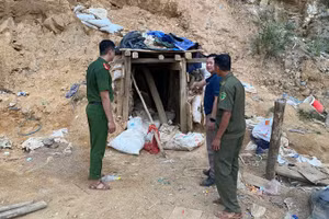 Lực lượng chức năng kiểm tra khu vực nhóm đối tượng tổ chức khai thác khoáng sản trái phép. (Ảnh: Công an cung cấp)