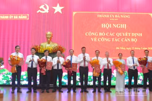 Ban Thường vụ Thành ủy Đà Nẵng công bố các quyết định về công tác cán bộ, chiều 22/5. (Ảnh: ANH ĐÀO)