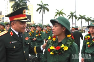 Thượng tướng Nguyễn Văn Hiền, Thứ trưởng Quốc phòng động viên các tân binh trước giờ lên đường nhập ngũ. (Ảnh: ANH ĐÀO)