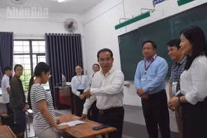 Ông Trần Anh Tuấn, Phó Chủ tịch Ủy ban nhân dân thành phố Đà Nẵng, Trưởng ban Chỉ đạo kỳ thi tốt nghiệp trung học phổ thông năm 2026 thành phố Đà Nẵng, động viên các thí sinh tại điểm thi Trường trung học phổ thông Phan Châu Trinh. (Ảnh: ANH ĐÀO)