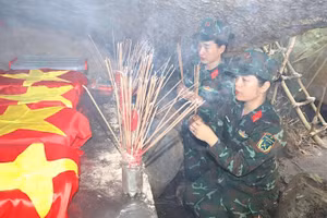 Cán bộ, hội viên phụ nữ Bộ Chỉ huy Quân sự thành phố Đà Nẵng dâng hương các liệt sĩ được tìm thấy tại hang Đá Sập.