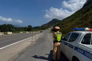 Lực lượng cảnh sát giao thông Công an thành phố Đà Nẵng trực tại các tuyến giao thông trọng điểm. 