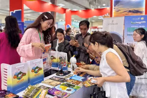 Du khách tham quan gian hàng của Đà Nẵng tại Hội chợ du lịch quốc tế Việt Nam tại Hà Nội - VITM 2026.