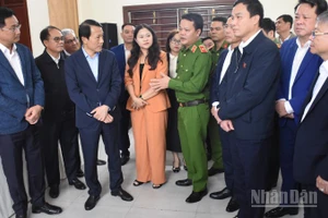 Đồng chí Đại tướng Lương Tam Quang và Đoàn công tác kiểm tra công tác bầu cử tại khu vực bỏ phiếu số 35, phường Hải Châu, thành phố Đà Nẵng. (Ảnh: ANH ĐÀO)