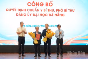 Ban Thường vụ Đảng ủy Ủy ban nhân dân thành phố Đà Nẵng trao các quyết định chuẩn y các chức danh Bí thư, Phó Bí thư Đảng ủy Đại học Đà Nẵng.