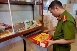 Cảnh sát Kinh tế, Công an thành phố Đà Nẵng tăng cường kiểm tra, xử lý vi phạm an toàn thực phẩm. (Ảnh: Công an cung cấp)