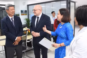 Phó Chủ tịch Ủy ban nhân dân thành phố Đà Nẵng Hồ Quang Bửu trao đổi với ông Sven Schulze, Thị trưởng thành phố Chemnitz. (Ảnh: ANH ĐÀO)