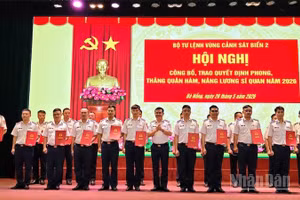 Đồng chí Đại tá Lê Huy, Bí thư Đảng ủy, Chính ủy Bộ Tư lệnh Vùng trao quyết định cho các đồng chí được phong, thăng quân hàm.