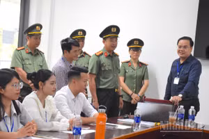 Đồng chí đại tá Nguyễn Đại Đồng thăm nơi làm việc, trực tiếp nhận thông tin của Hội đồng thi Sở Giáo dục và Đào tạo thành phố Đà Nẵng. (Ảnh: ANH ĐÀO)