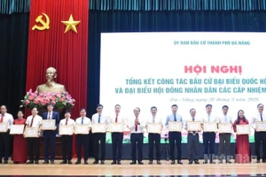 Phó Bí thư Thường trực Thành ủy Đà Nẵng trao Bằng khen cho các tập thể. (Ảnh: ANH ĐÀO)