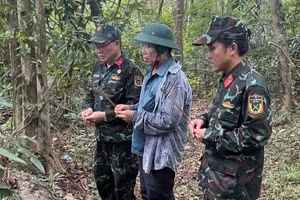 Lực lượng khảo sát xác định vị trí nghi có hài cốt liệt sĩ. (Ảnh: QUANG CƯỜNG)