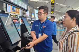 Người dân được hỗ trợ tại khu vực thực hiện sinh trắc học để lên tàu bay.