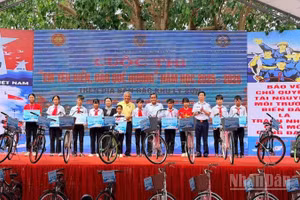 Những món quà đầy ý nghĩa được Ban tổ chức trao tặng các em học sinh vượt khó, học giỏi trên đặc khu Lý Sơn. (Ảnh: ANH ĐÀO)