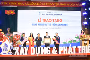 Thừa ủy quyền của Thủ tướng Chính phủ, Phó Chủ tịch Ủy ban nhân dân thành phố Đà Nẵng Trần Anh Tuấn trao tặng Bằng khen cho Trung tâm Đào tạo thường xuyên-Đại học Đà Nẵng. (Ảnh: ANH ĐÀO)