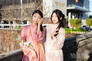 Giới trẻ Đà Nẵng chọn check-in tại Di tích quốc gia đặc biệt Thành Điện Hải, thành phố Đà Nẵng.