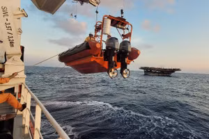 Tàu SAR 631 tiếp cận và đưa thuyền viên bị nạn lên tàu tiếp tục chăm sóc y tế để đưa về đất liền. (Ảnh: Trung tâm cung cấp)