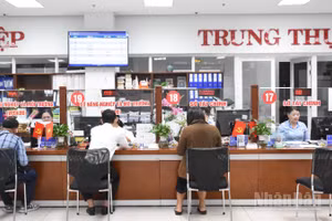 Người dân đến làm thủ tục hành chính tại Trung tâm Phục vụ hành chính công thành phố Đà Nẵng chiều 28/5. (Ảnh: ANH ĐÀO)